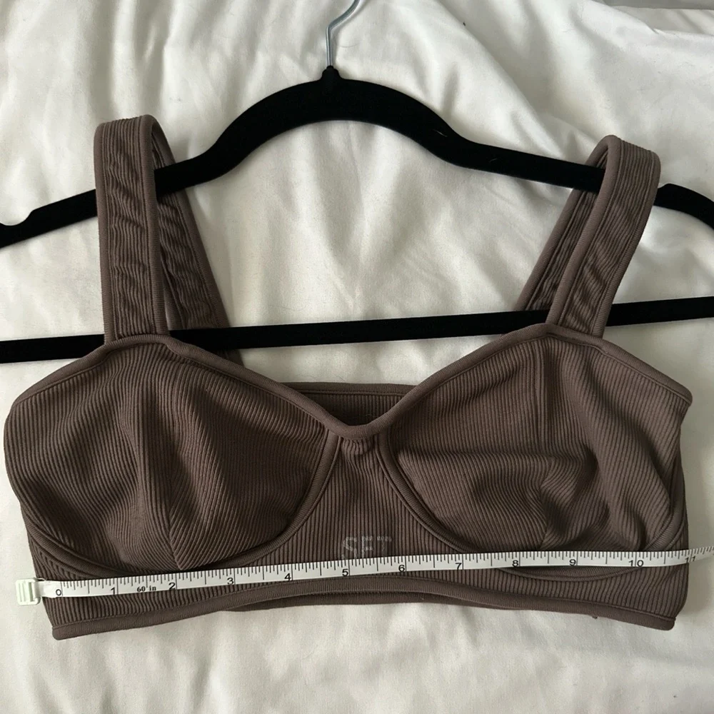 SET ACTIVE Ribbed Contour Sports Bra in Color Pepper Medium - Picture 4 of 5
